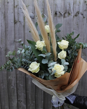 Picture of 6 White Rose & Pampas Grass 