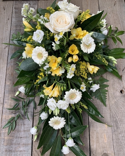 Picture of Single Ended Spray - Yellow and Ivory Mix £65