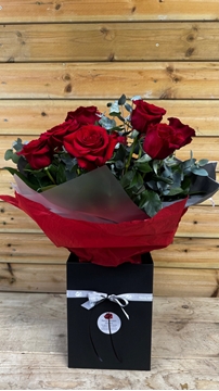 Picture of 12 Red Rose Bouquet 