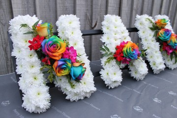 Nan Frame - Based in white chrysanthemum with rainbow rose sprays